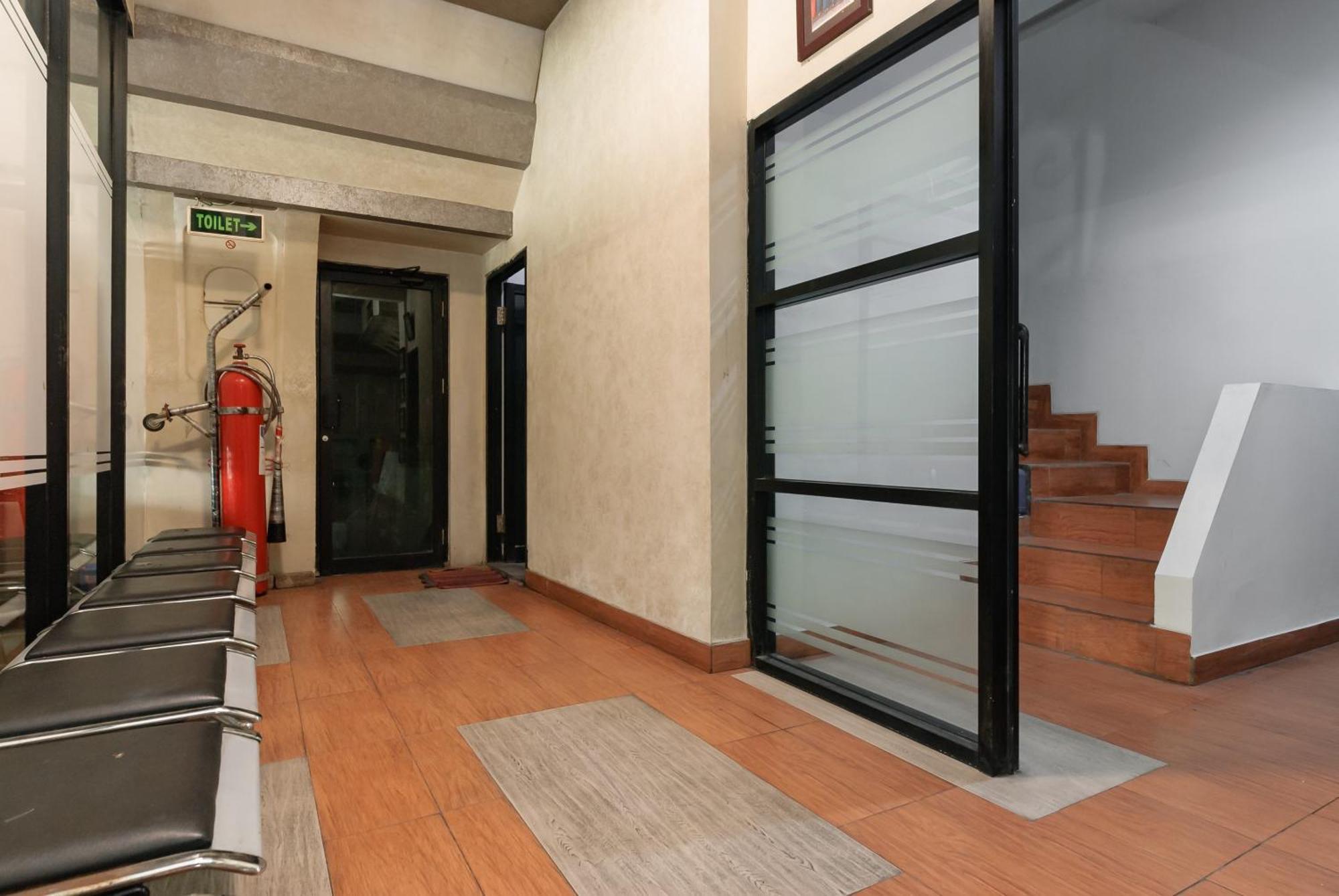 Reddoorz Near Mandaya Royal Hospital Puri Hotell Tangerang Exteriör bild