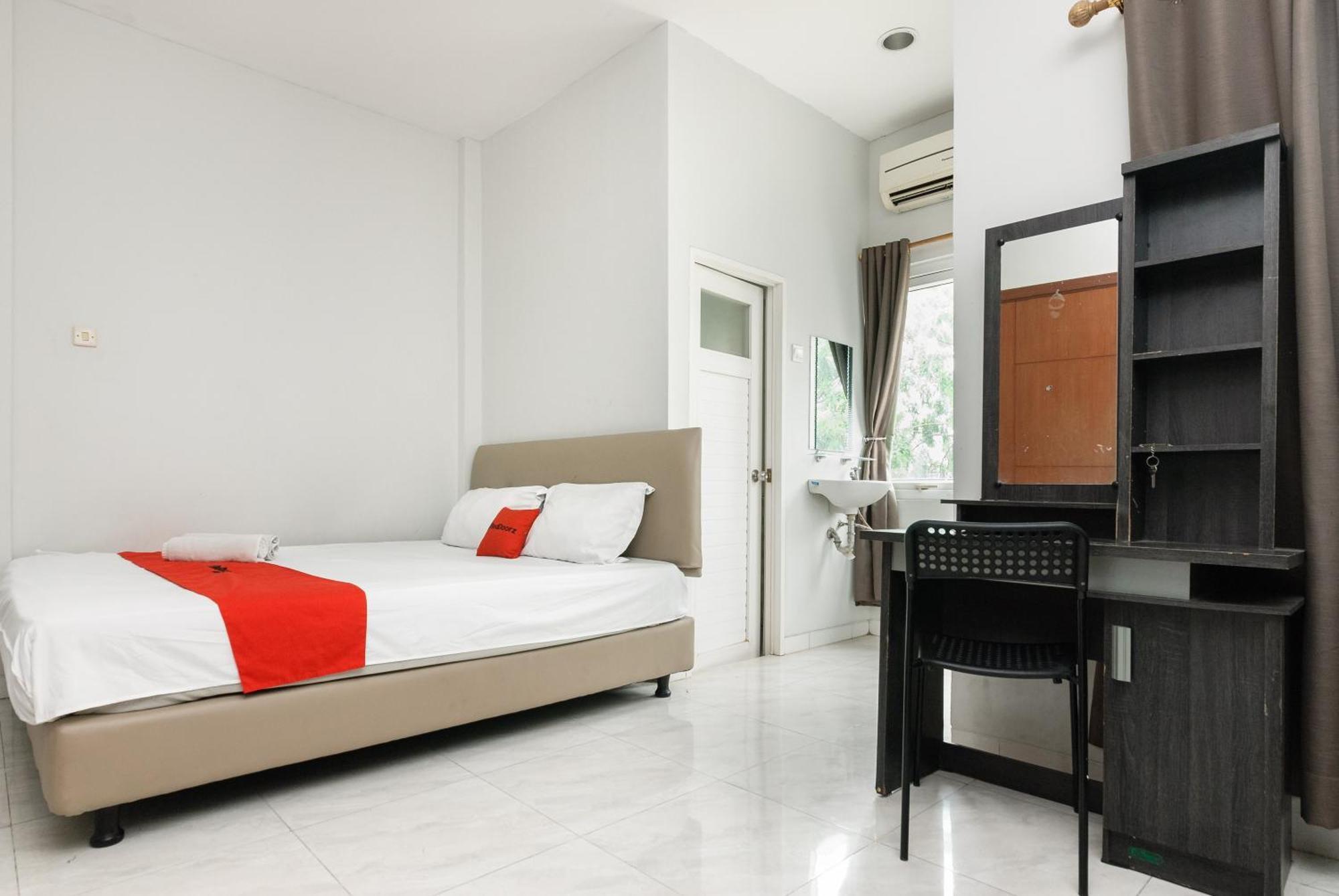 Reddoorz Near Mandaya Royal Hospital Puri Hotell Tangerang Exteriör bild
