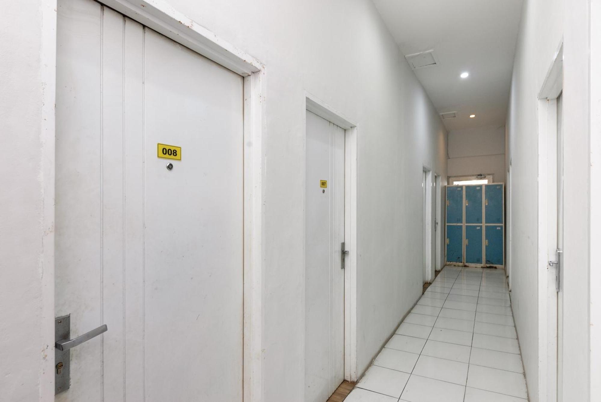 Reddoorz Near Mandaya Royal Hospital Puri Hotell Tangerang Exteriör bild