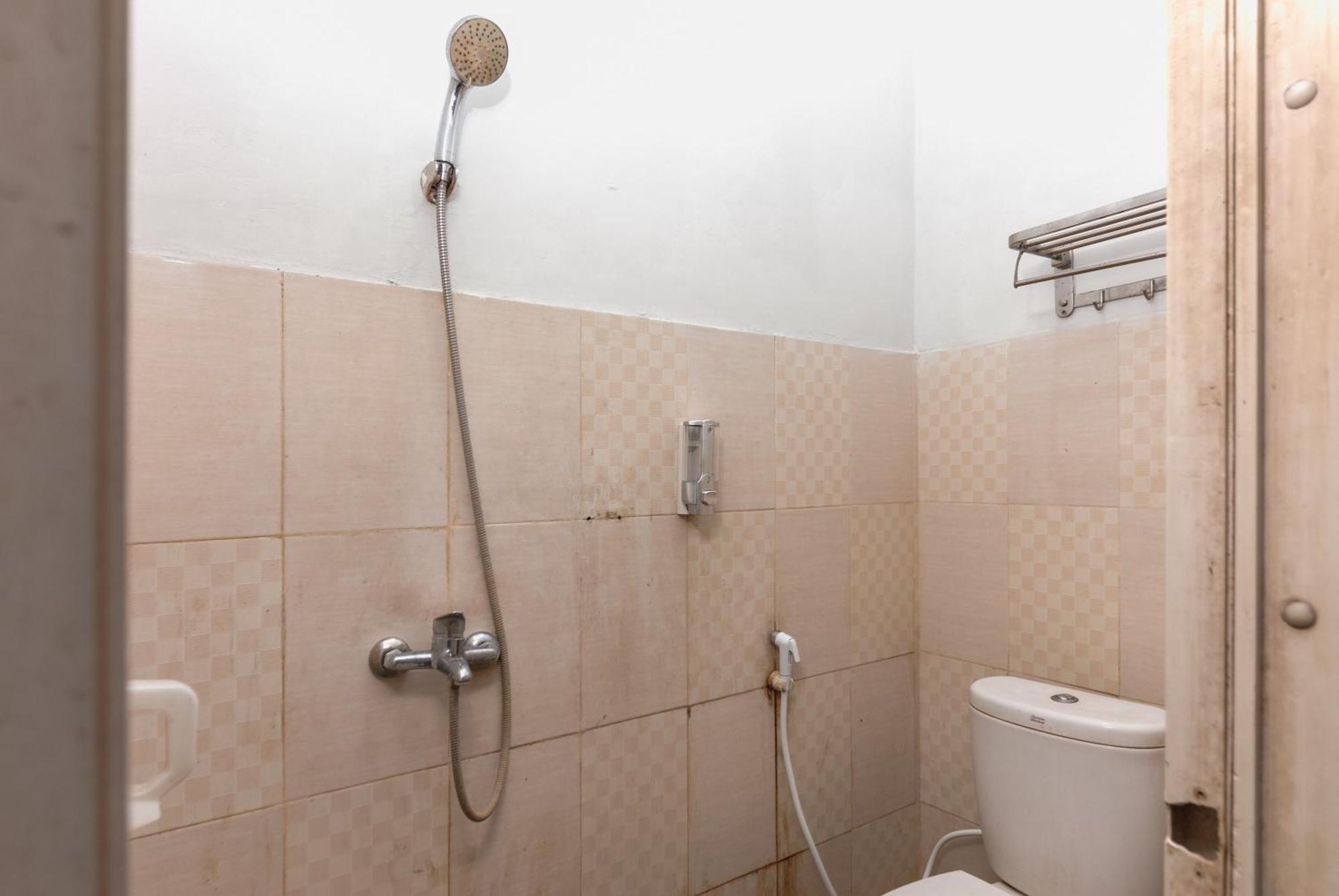 Reddoorz Near Mandaya Royal Hospital Puri Hotell Tangerang Exteriör bild