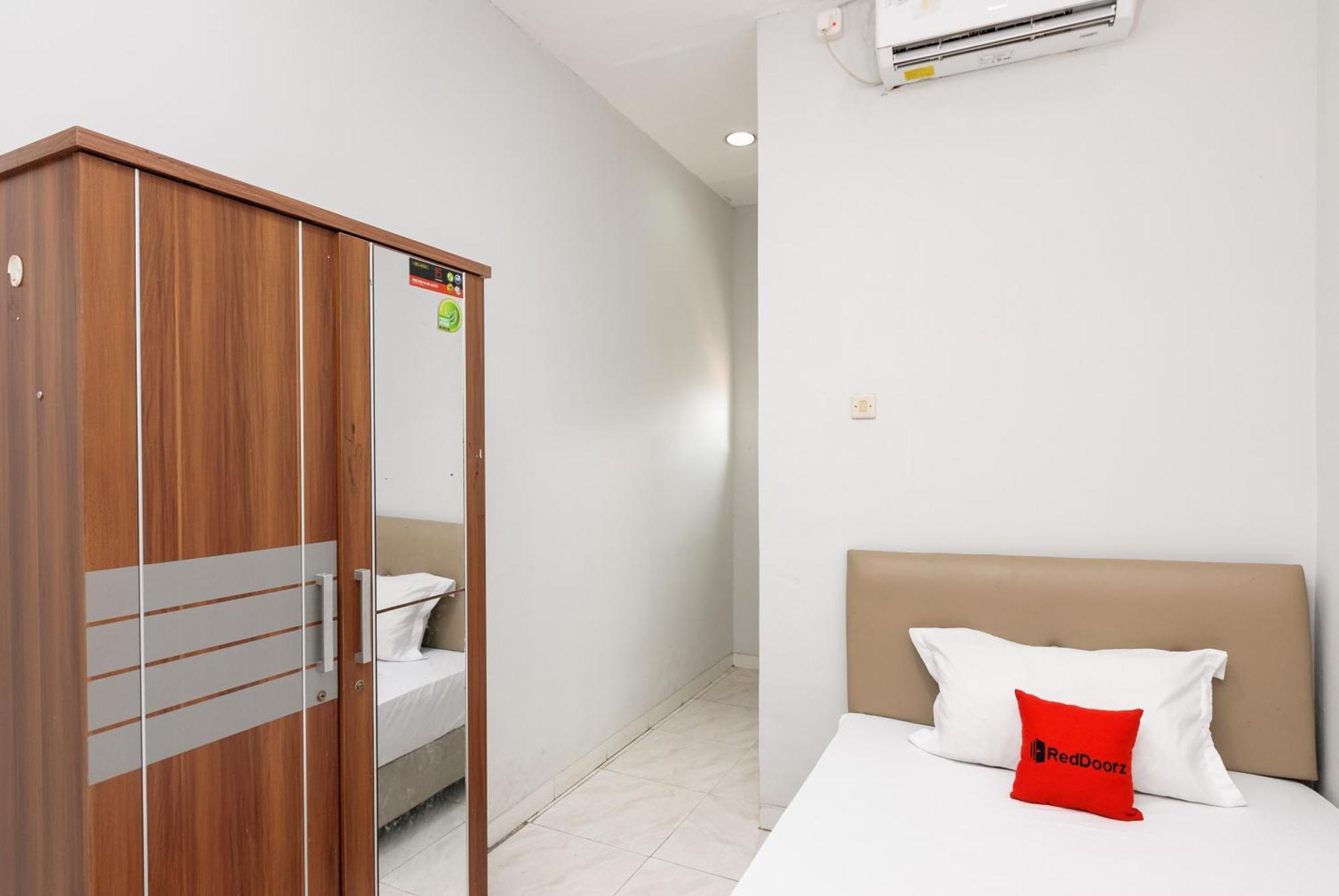 Reddoorz Near Mandaya Royal Hospital Puri Hotell Tangerang Exteriör bild