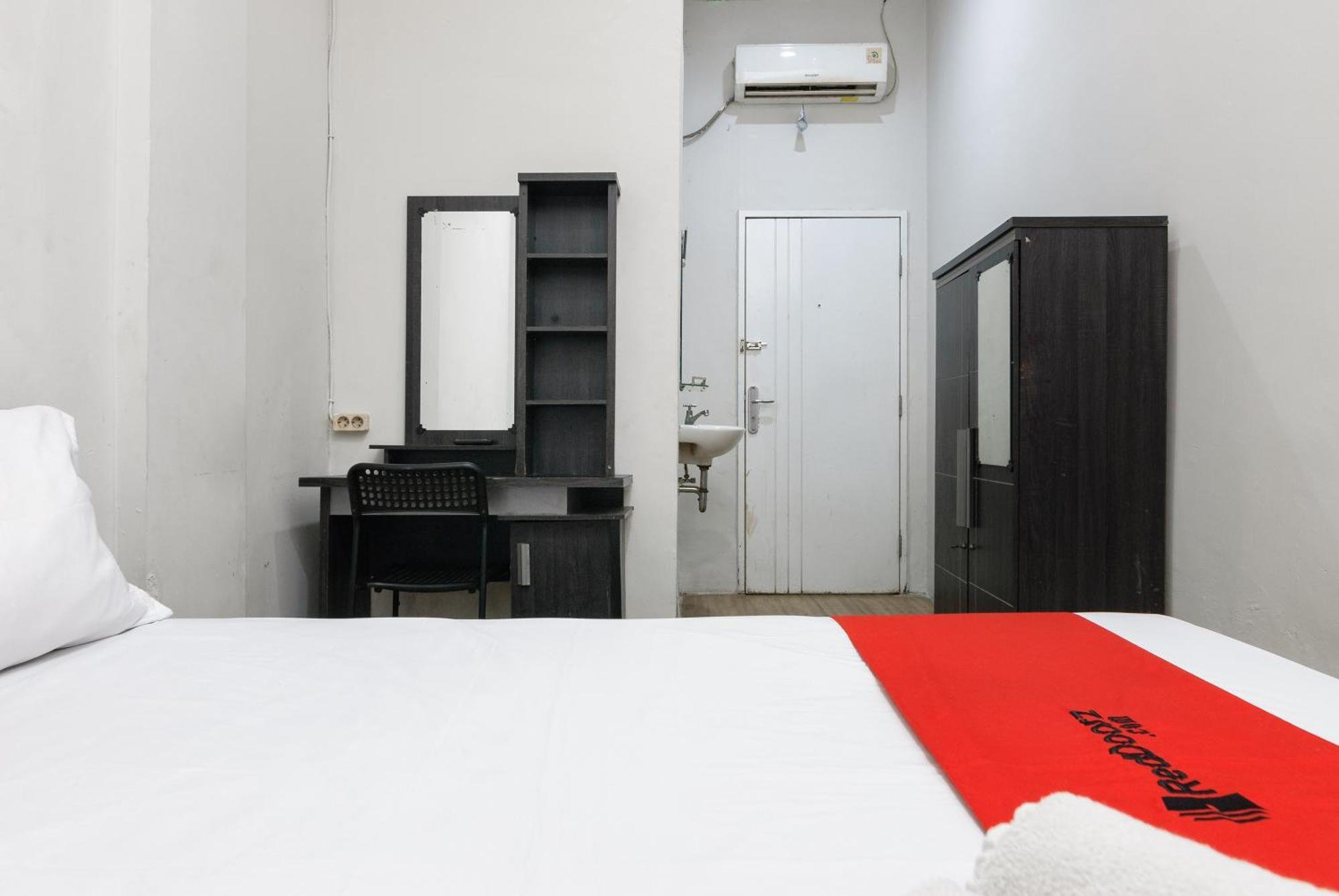 Reddoorz Near Mandaya Royal Hospital Puri Hotell Tangerang Exteriör bild