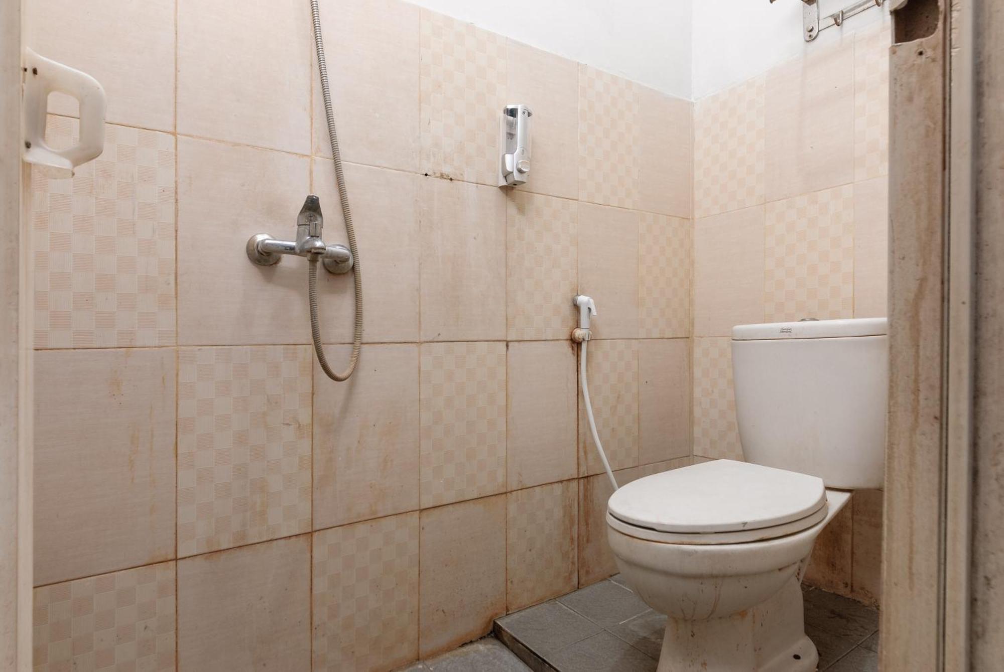 Reddoorz Near Mandaya Royal Hospital Puri Hotell Tangerang Exteriör bild