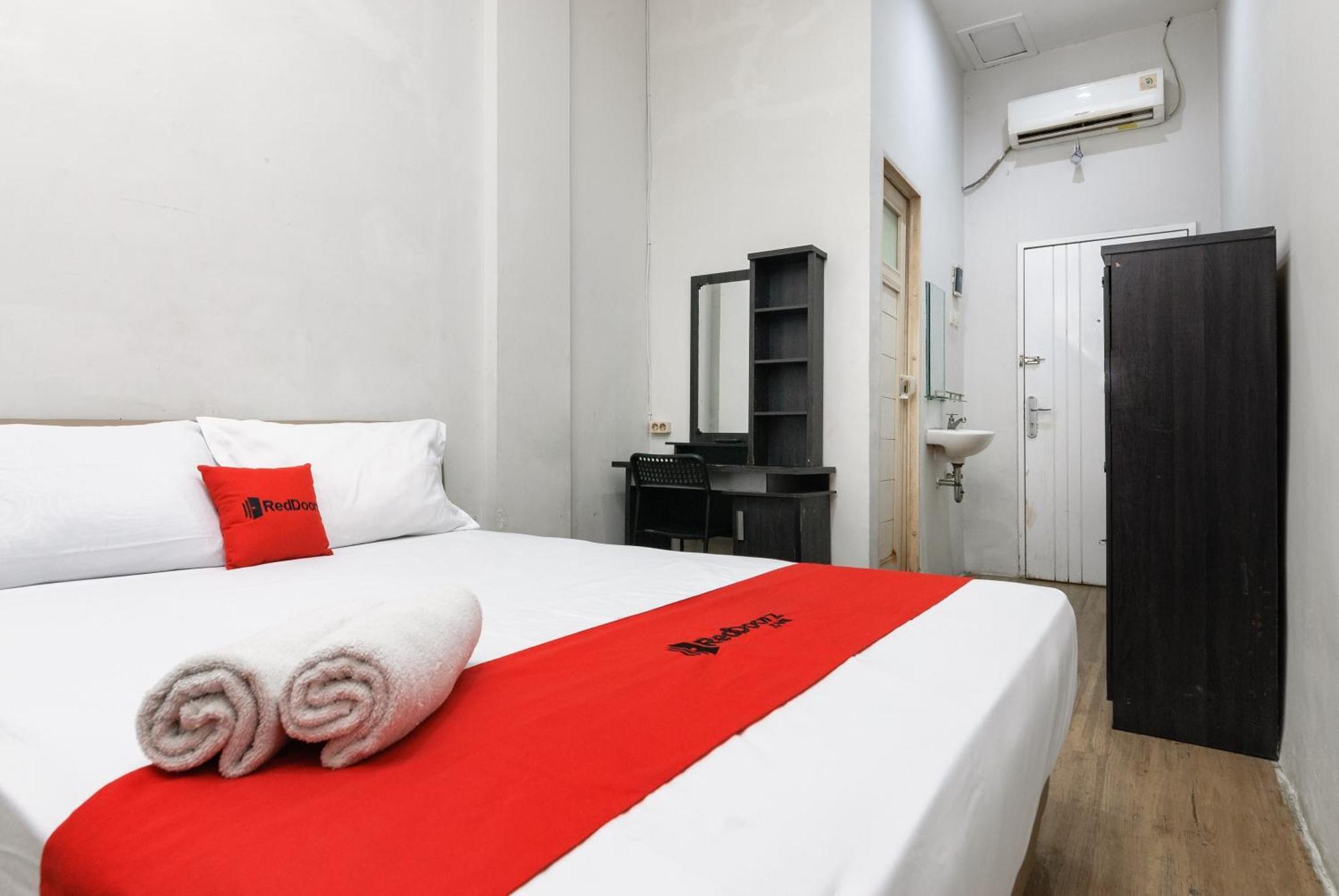 Reddoorz Near Mandaya Royal Hospital Puri Hotell Tangerang Exteriör bild